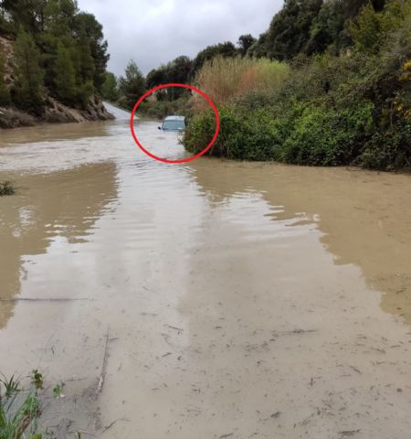 Rescatan al conductor de un vehículo en el cauce del rio Alhárabe en Moratalla - 1, Foto 1
