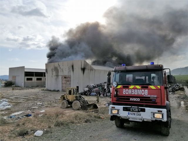 Bomberos del CEIS trabajan en la extinción de un incendio en un almacén de residuos textiles en Cehegín - 1, Foto 1