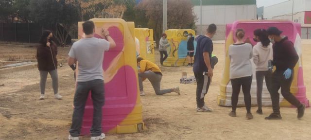 Los alumnos de un taller de grafiti se estrenan pintando contenedores reutilizados - 1, Foto 1
