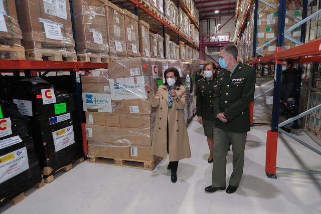Robles agradece al Centro Militar de Farmacia el envío de toneladas de material médico-sanitario a Ucrania - 1, Foto 1