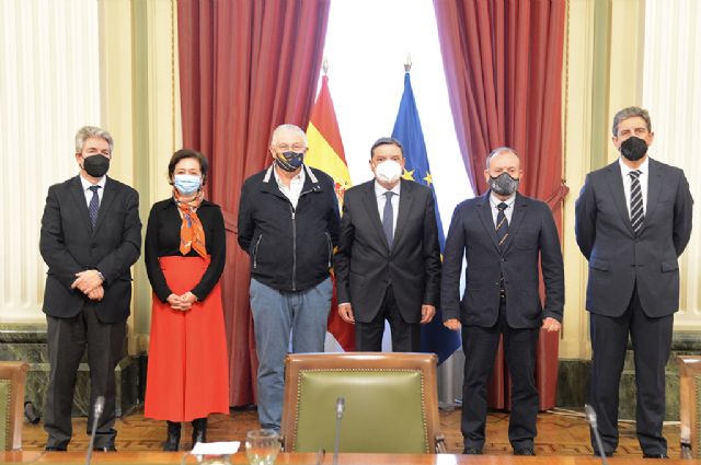 Luis Planas: El Gobierno apoya la gestión sostenible de la caza en España - 1, Foto 1