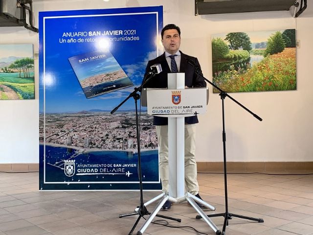El alcalde, José Miguel Luengo presenta el Anuario 2021 San Javier. Un año de retos y oportunidades - 1, Foto 1
