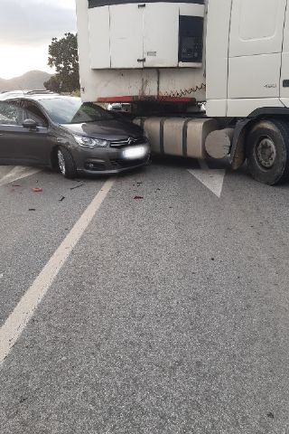 Servicios de emergencia atienden a una mujer herida en un accidente de tráfico en Lorca - 1, Foto 1