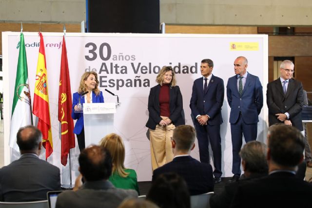Raquel Sánchez anuncia que se va a estudiar la conexión ferroviaria entre la estación y el aeropuerto de Sevilla - 1, Foto 1