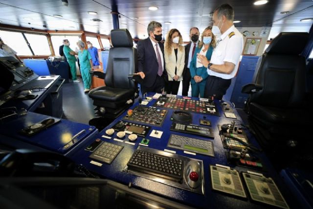 José Luis Escrivá agradece a la tripulación del buque hospital Juan de la Cosa su trabajo acompañando a la flota española - 1, Foto 1