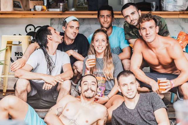 Personas de todas las edades pueden encontrar clases en el surfcamp Las Dunas - 1, Foto 1