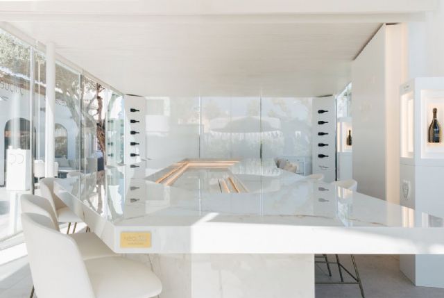 La mesa escultura de Neolith es el elemento central del primer lounge Plénitude 2 de Dom Pérignon en España - 1, Foto 1