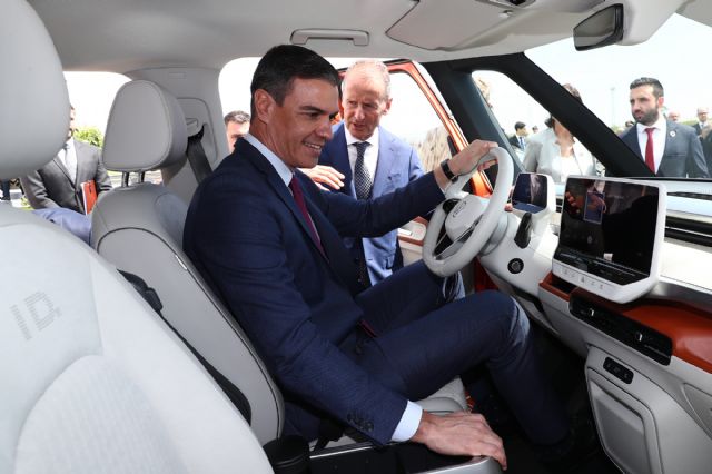 Pedro Sánchez destaca el despliegue integral del vehículo eléctrico en España, en su visita a la primera fábrica de baterías - 1, Foto 1