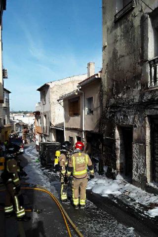 Servicios de emergencia han apagado incendio de un vehículo en Cieza - 1, Foto 1