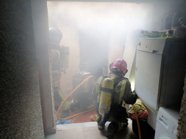 Bomberos del CEIS apagan el incendio en el patio interior de una vivienda de Lo Pagán - 1, Foto 1