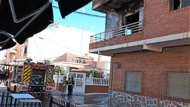 Un hombre ha sido atendido por los sanitarios en el incendio de un piso de Lo Pagán - 1, Foto 1