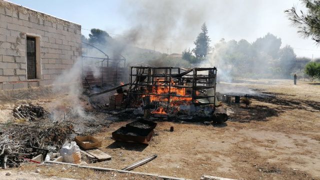 Servicios de emergencias extinguen un incendio en un solar cercano a una vivienda en Blanca - 1, Foto 1