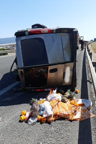 Servicios de emergencias rescatan a un hombre atrapado en una furgoneta accidentada en la A7 - 1, Foto 1