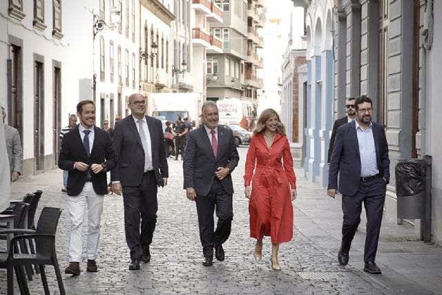 Yolanda Díaz firma en La Palma el Plan Integral de Empleo de Canarias con 42 millones de euros - 1, Foto 1