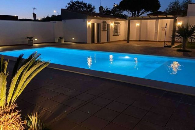 Los beneficios de las piscinas con cristal elevadas que ofrece Esencial Pool - 1, Foto 1