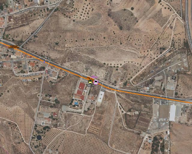 Servicios de emergencia atienden y trasladan al hospital a un hombre gravemente herido al colisionar su vehículo contra una farola en Cartagena - 1, Foto 1