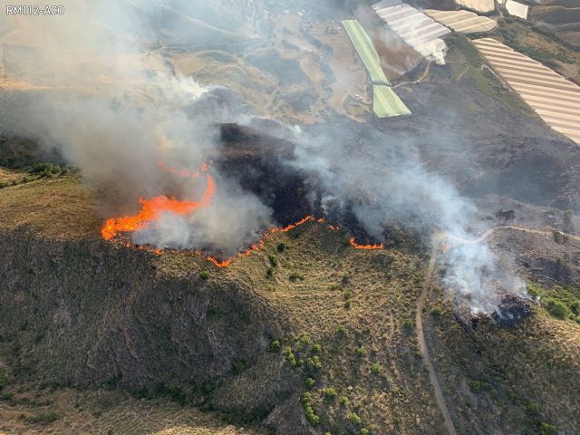Sigue descontrolado el incendio forestal en Mazarrón, Foto 1