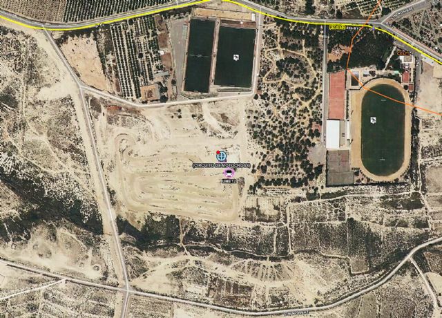 Servicios de emergencia atienden y trasladan al hospital a motorista accidentado en el circuito de motocross de Ceutí - 1, Foto 1