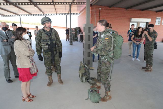 Margarita Robles visita la Brigada Paracaidista y reconoce su exigente formación sanitaria y de adiestramiento - 1, Foto 1