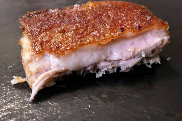 El cochinillo ibérico confitado, una de las propuestas más populares de País de Quercus - 1, Foto 1