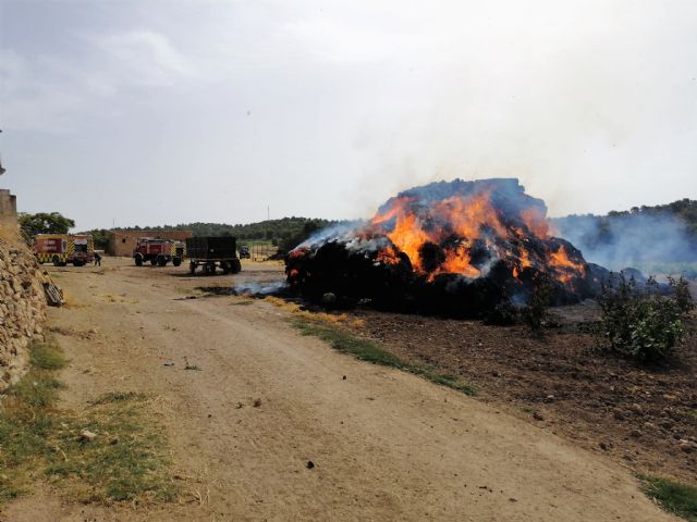 Incendio de unas alpacas de paja en una finca de Jumilla - 1, Foto 1
