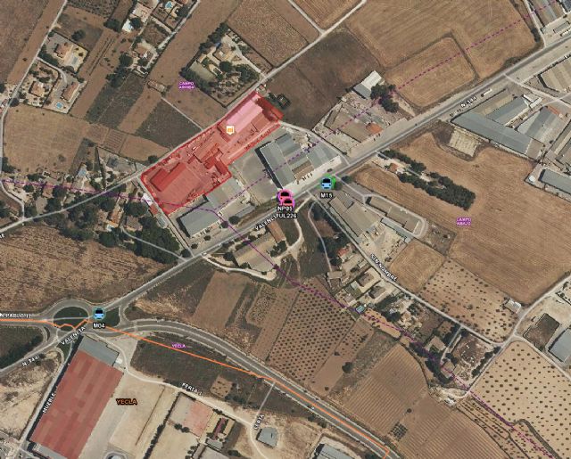 Bomberos del CEIS trabajan en el incendio en una nave abandonada de Yecla - 1, Foto 1