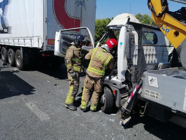 Rescatado y trasladado al hospital el conductor de una camioneta que ha chocado contra un camión en la autovía A-7, en Alhama de Murcia - 1, Foto 1