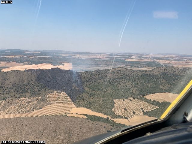 Efectivos del Plan Infomur colaboran en la extinción de un incendio en Tobarra en la vecina comunidad de Castilla-La Mancha - 1, Foto 1