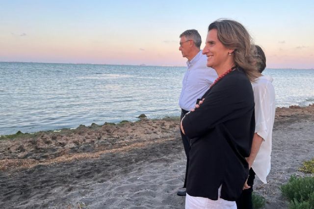 La vicepresidenta y ministra para la Transición Ecológica y el Reto Demográfico, Teresa Ribera, en el Mar Menor (Murcia)., Foto 1