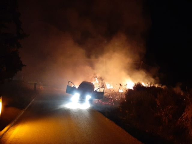 Bomberos del CEIS han apagado el incendio declarado esta madrugada en el cerro del Castillo de Lorca - 1, Foto 1
