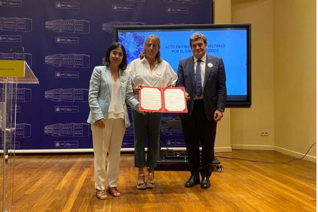 Escrivá y Darias entregan la declaración de apoyo y reconocimiento del Gobierno a los afectados por el Síndrome del Aceite Tóxico - 1, Foto 1