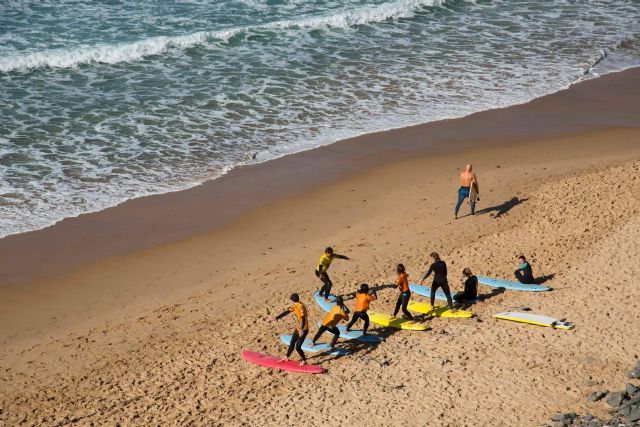 El campamento de surf ubicado en Cantabria Ajo Natura cuenta con más de 30 años de experiencia en la instrucción de este deporte - 1, Foto 1
