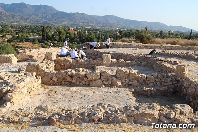 Autoridades locales visitan la IX edicin del Campo de Trabajo Arqueolgico en el yacimiento Las Cabezuelas - 3