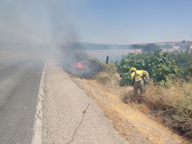 Efectivos del Plan Infomur extinguen un incendio forestal en Cieza - 1, Foto 1