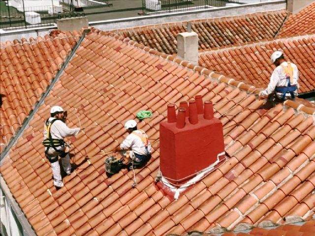 La importancia de impermeabilizar el tejado para la instalación segura de placas solares, por Tejados Gijón - 1, Foto 1
