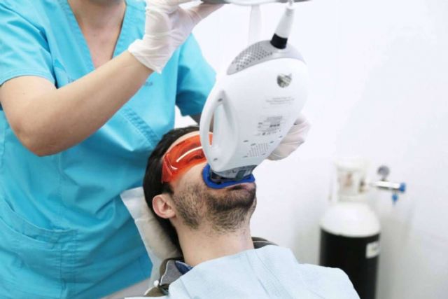 Conseguir una sonrisa hasta 8 tonos más blanca en solo 45 minutos con el blanqueamiento dental con luz LED - 1, Foto 1