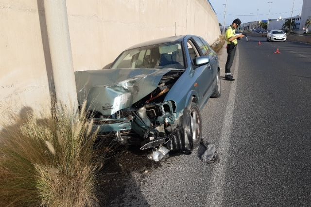 Servicios sanitarios de emergencia atienden y trasladan a un herido en accidente de tráfico en Murcia - 1, Foto 1