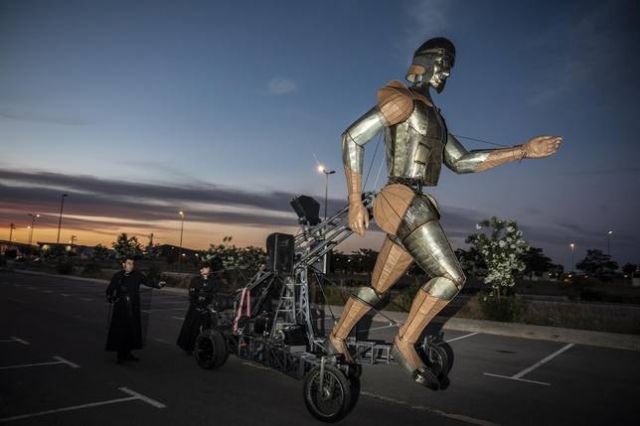 El gigante “Aquiles” irrumpe en el paseo marítimo de Santiago de la Ribera - 1, Foto 1