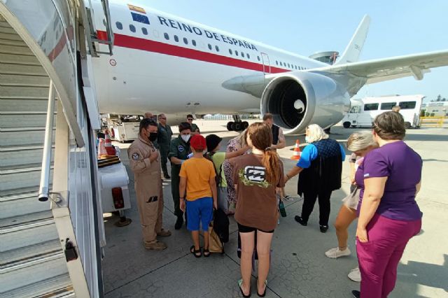 Aerotransporte militar de niños de Ucrania en situación de especial vulnerabilidad sanitaria - 1, Foto 1