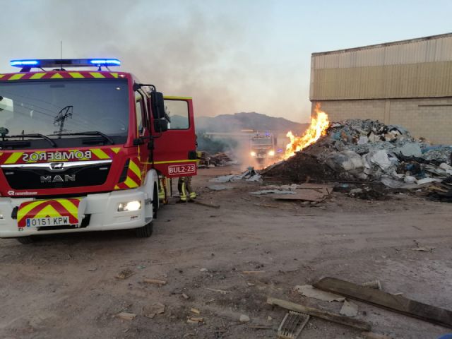 Incendio de restos de pieles y curtidos de una fábrica abandonada en Lorca - 1, Foto 1