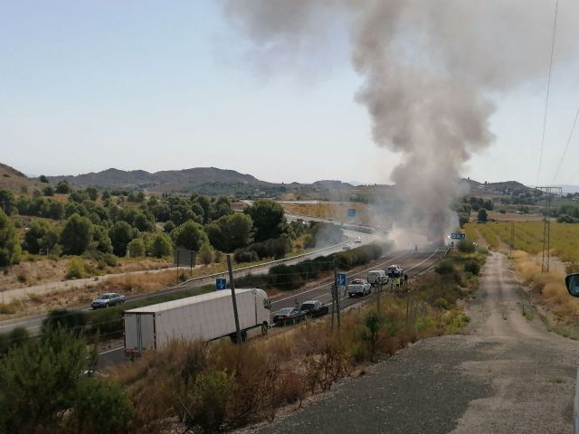 Incendio en un autobús en la autovía del Noroeste, en Mula - 1, Foto 1