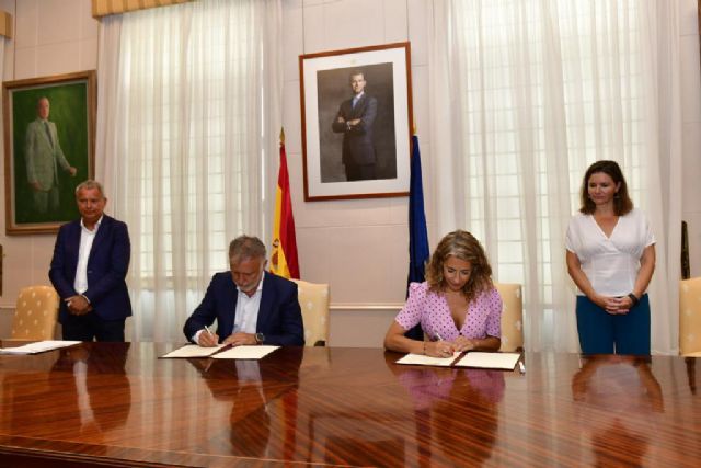 Mitma firma un protocolo con Canarias para elevar los descuentos al transporte público colectivo en las islas - 1, Foto 1