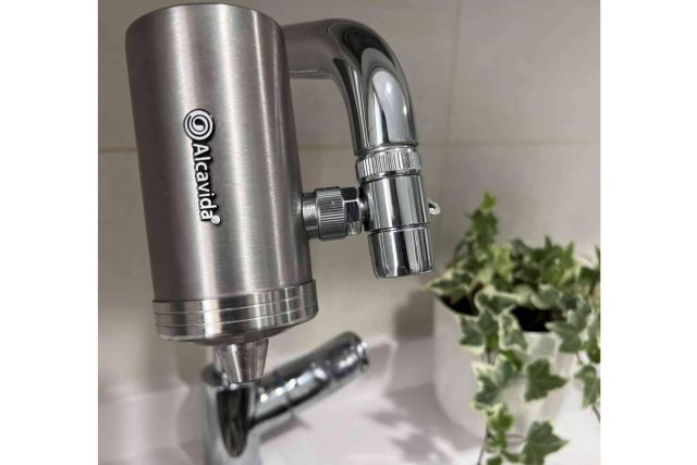 Usar un filtro de agua para el grifo para reducir el consumo de agua embotellada de plástico, con Alcavida - 1, Foto 1