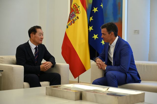 El presidente del Gobierno y el consejero delegado de Samsung Electronics destacan las oportunidades de inversión que ofrece España - 1, Foto 1