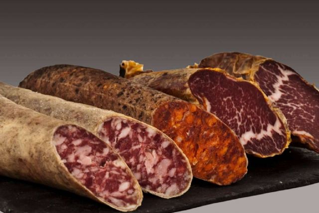 Amplia variedad de embutidos de calidad en Bendita Extremadura - 1, Foto 1