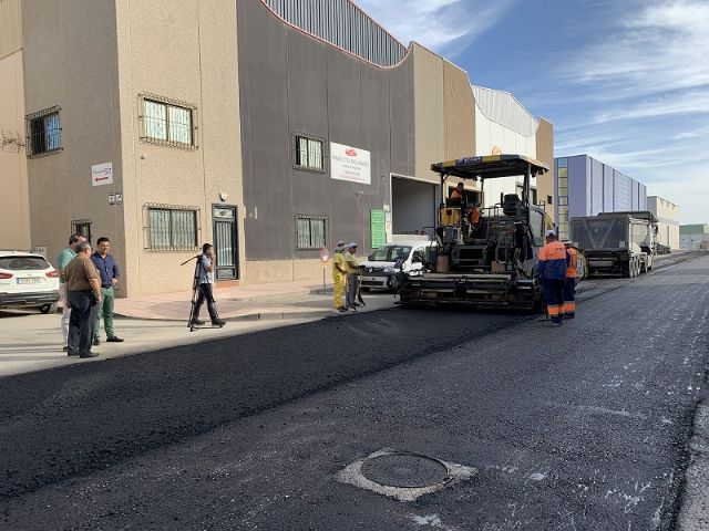 El Ayuntamiento de San Javier invierte 50.000 euros en la pavimentación de la vía con mayor tráfico del polígono industrial Los Urreas - 1, Foto 1
