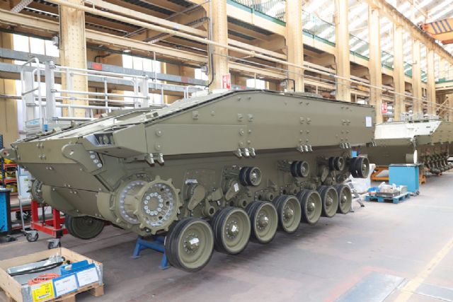 La ministra de Defensa examina los avances del programa VCR 8x8 ´Dragón´ - 1, Foto 1