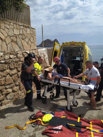 Servivios de emergencia rescatan a mujer herida al sufrir una caída cerca de la playa del Hornillo, Águilas - 1, Foto 1