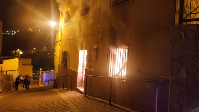 Servicios de emergencia intervienen en un incendio en una vivienda en Lorca - 1, Foto 1