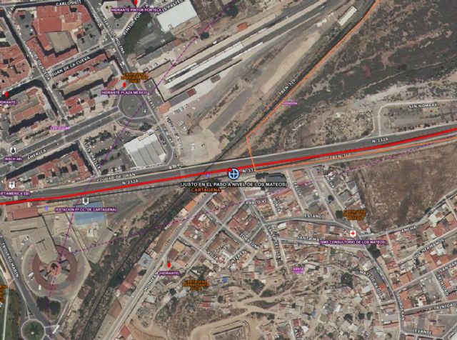 Servicios de emergencias atienden y trasladan al hospital a una mujer que se arroja a las vías del tren en Cartagena - 1, Foto 1